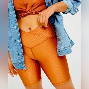 Aerie offline 7” crossover bike shorts. M.